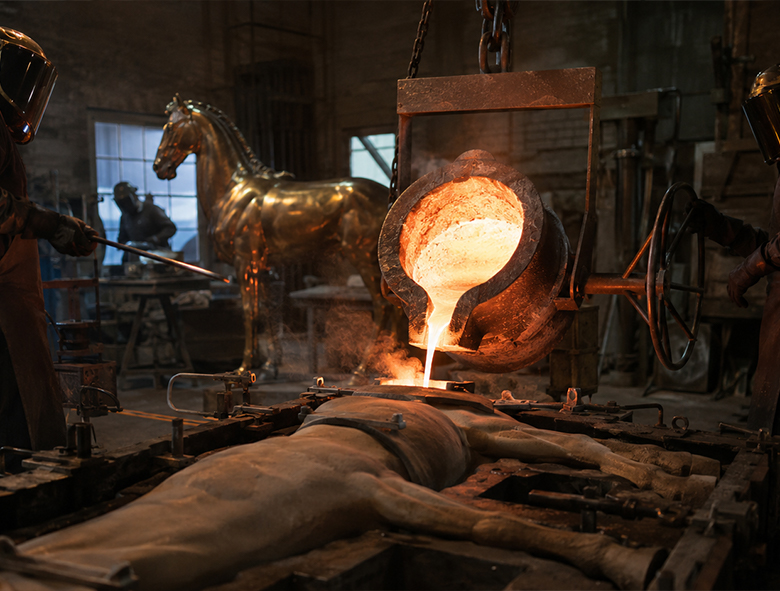 Coulée de métal en fonderie pour la fabrication d’une sculpture de cheval