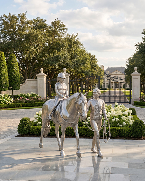 Sculpture argentée de cheval cabré installée à proximité d’un hippodrome et d’une piste équestre