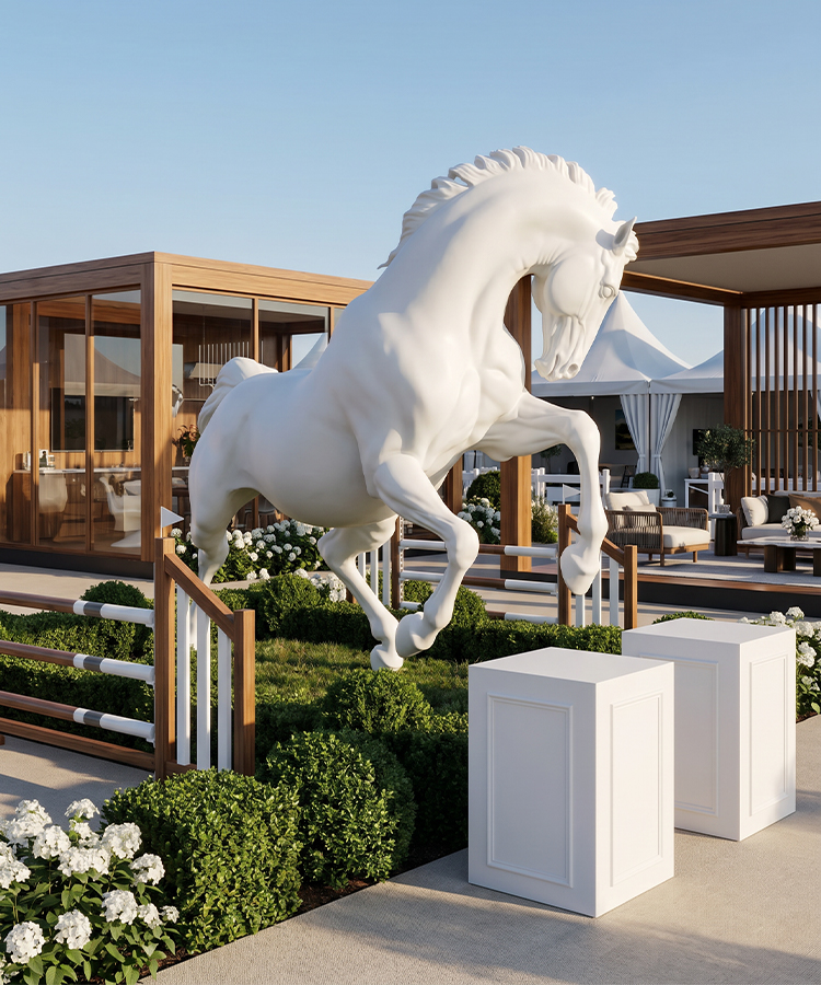 Sculpture monumentale de cheval blanc installée dans un espace équestre extérieur contemporain