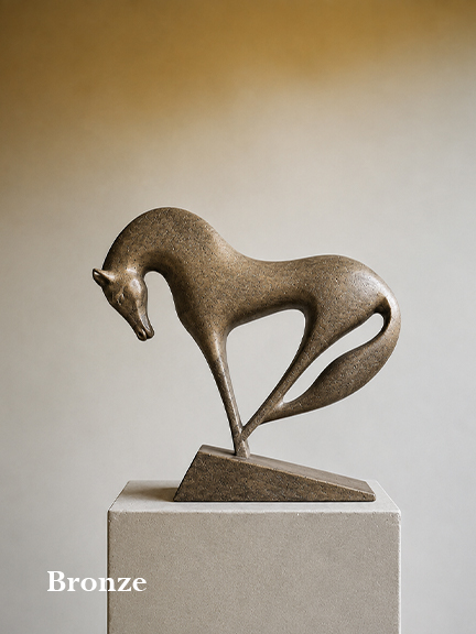 Sculpture de cheval contemporaine en bronze présentée sur un socle clair