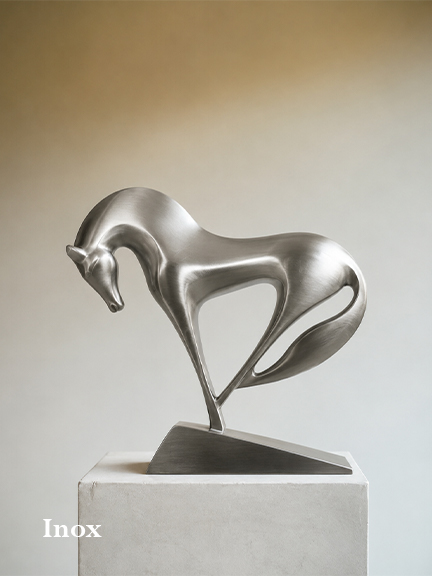Sculpture de cheval contemporaine en inox avec finition métallique satinée