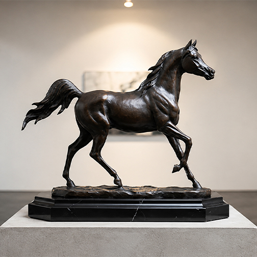 Sculpture finalisée de cheval noir présentée sur un socle dans un espace intérieur contemporain